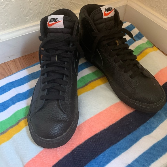 Like new Nike sneakers size 6.5 youth..